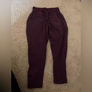 Lululemon cropped jogger pants, no size but fits a 4/6